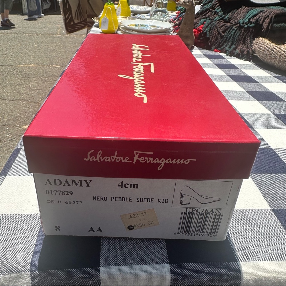 Salvatore Ferragamo Black and Gold Heels with Elegant Design - Picture 8 of 8